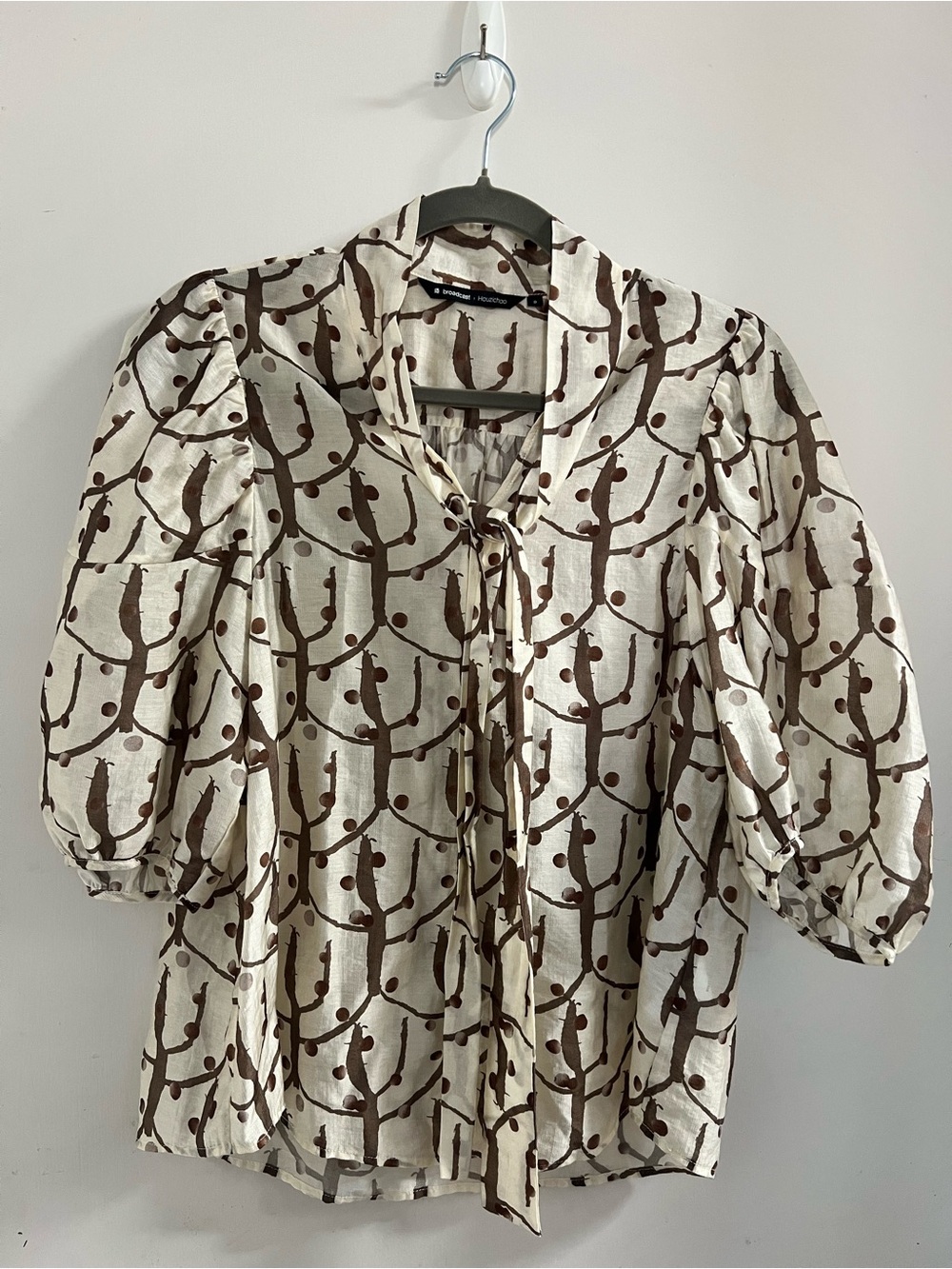 Broadcast x Houzinco Abstract Stick-Figure Pattern Pussybow Blouse Size S